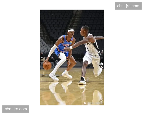 “季前赛趣味镜头：梦想队新秀在替补席模仿主教练战术手势引欢笑”