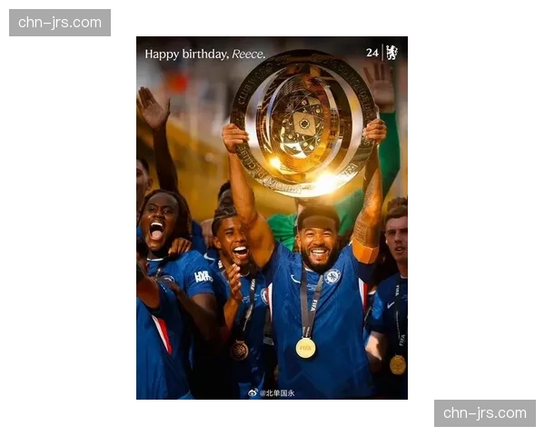 “特写：时隔358天再度英超破门，切尔西后卫里斯·詹姆斯进球后手指队徽”