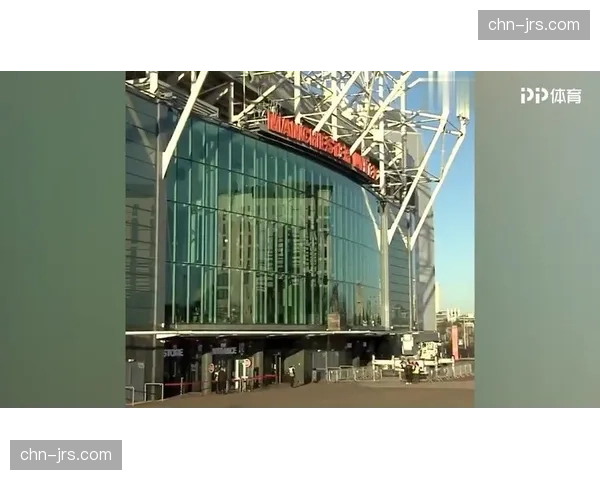 致敬传奇：伯纳乌球场南看台展示巨幅TIFO，祝贺劳尔50岁生日