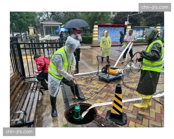 维拉公园大雨中比赛一度中断,工作人员紧急处理场地积水