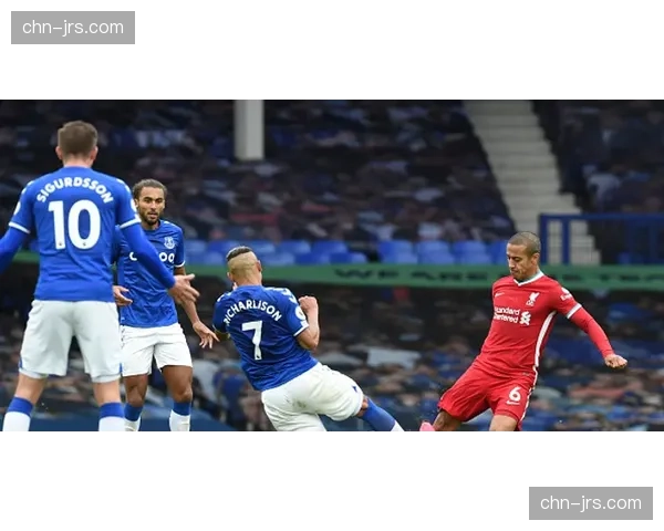 VAR争议再起：利桑德罗红牌判罚标准是否一致？